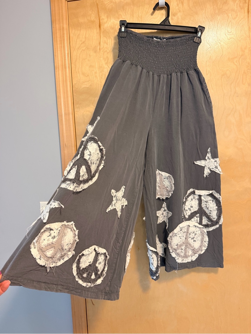 Bohemian Wide-Leg Cropped Pants w/ Peace Signs ☮️ Stars ⭐️ Charcoal - sz small